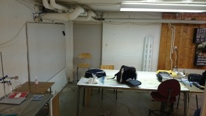 Lab with whiteboard and tables for meetings and coarses